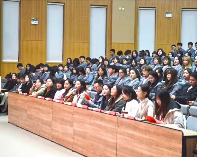 朗读者汇报表演前排照.jpg 朗读者汇报表演前排照.jpg