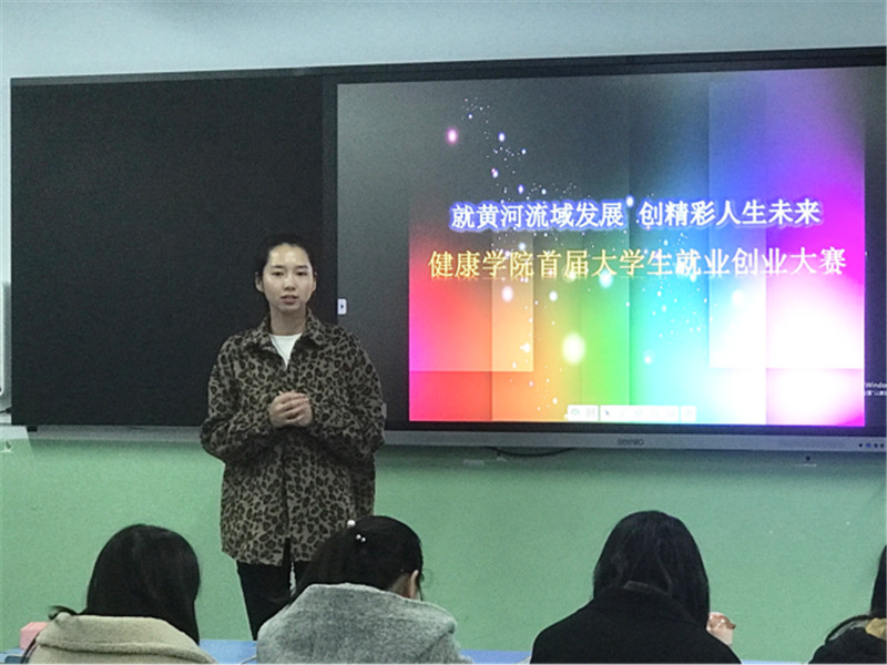 樊苑做活动总结.jpg 樊苑做活动总结.jpg