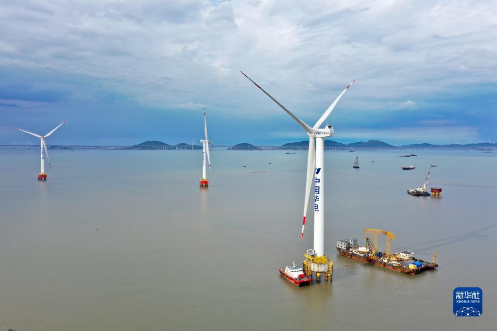 这是华电福清海坛海峡海上风电项目首台海上风电主控系统国产化机组(右)(2021年5月28日摄,无人机照片)。新华社记者 姜克红 摄
